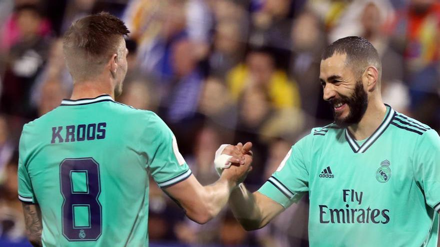 Karim Benzemá (d) celebra con Toni Kroos tras marcar con el Real Madrid.