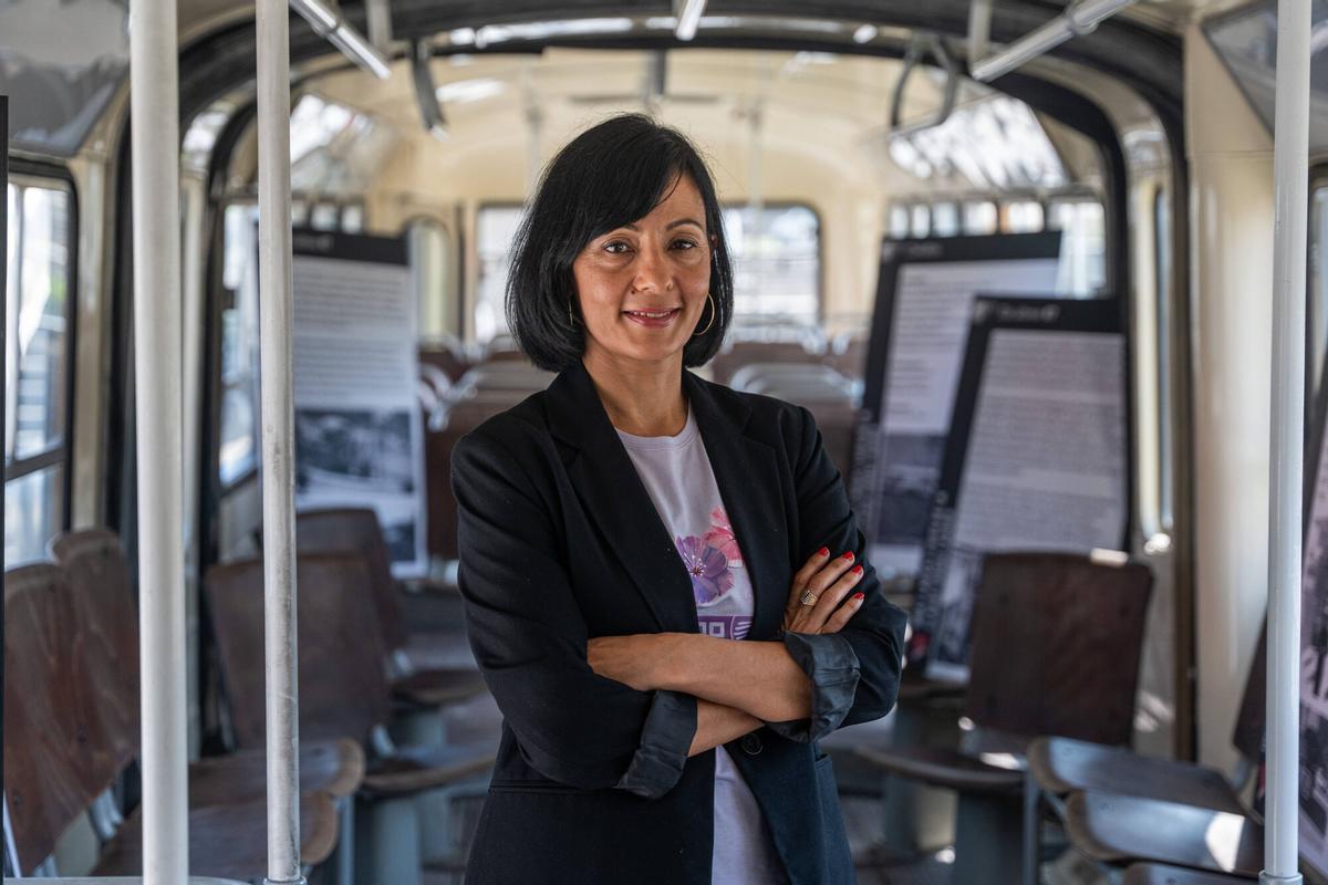Belén López, nueva secretaria general de CCOO de Catalunya, a bordo de una réplica del autobús '47'.