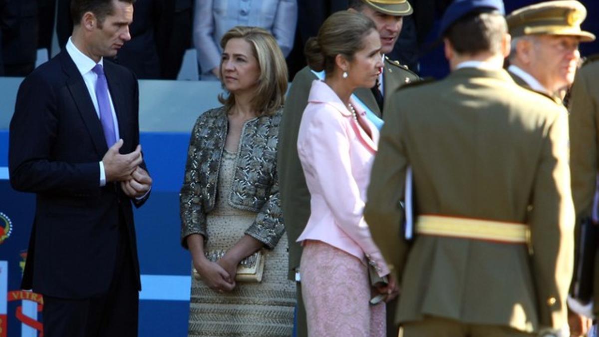 Iñaki Urdangarín habla con su esposa, la infanta Cristina, durante los actos del Día de la Hispanidad, el pasado 12 de octubre.