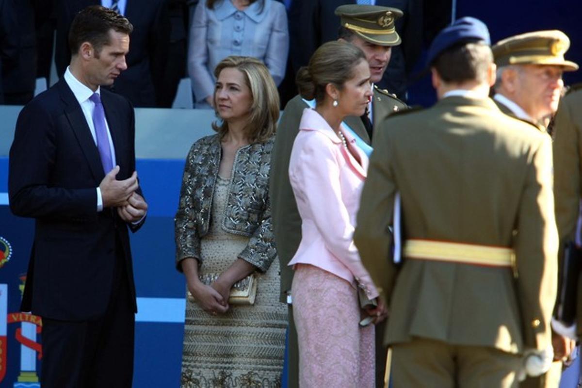 Iñaki Urdangarín parla amb la seva dona, la infanta Cristina, durant els actes del Dia de la Hispanitat, el 12 d’octubre.