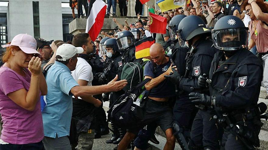 Moments de tensió a les escales del Parlament alemany