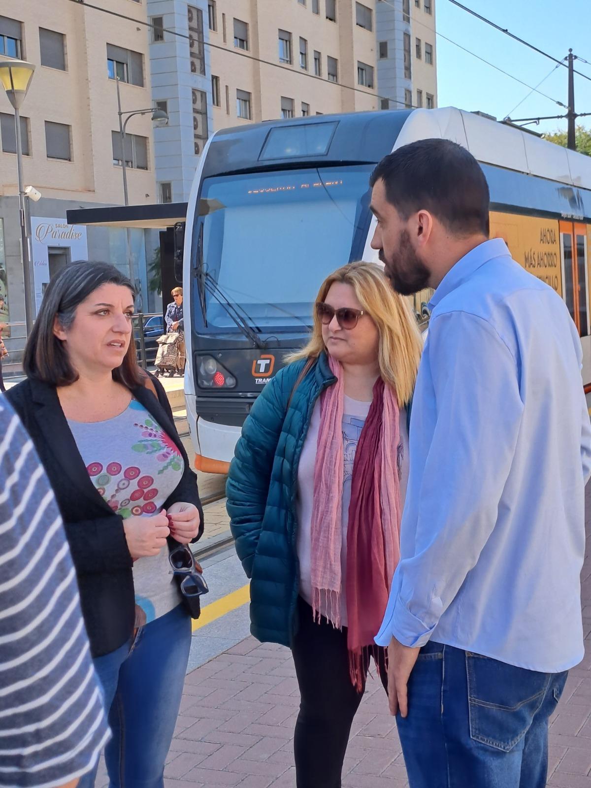 Estefanía Blanes charla con el concejal Pedro Mario Pardo mientras circula un tranvía.