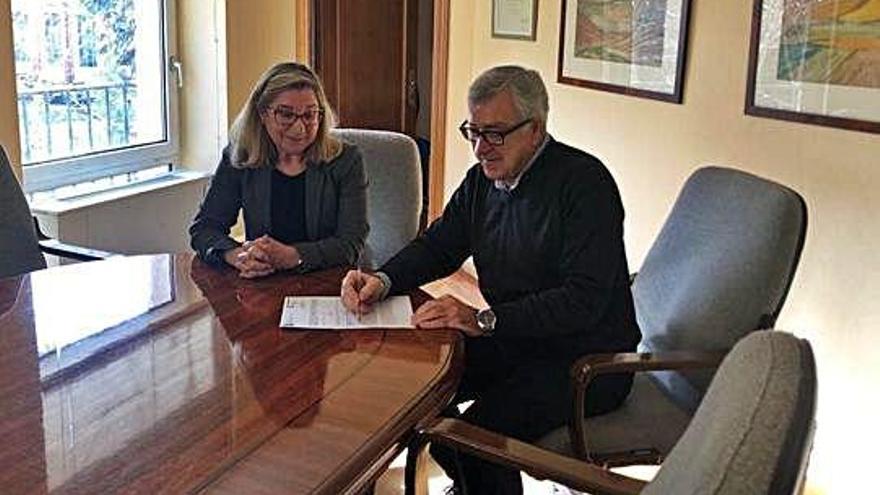 José Fernández y Teresa Peral firman la cesión de uso del solar.