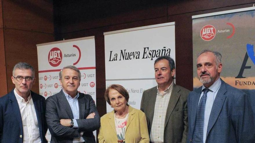 Por la izquierda, Miguel Ángel Presno, Rodolfo Gutiérrez, Paz Fernández Felgueroso, Óscar Buznego y José Manuel Piñeiro, ayer, antes del inicio del debate.