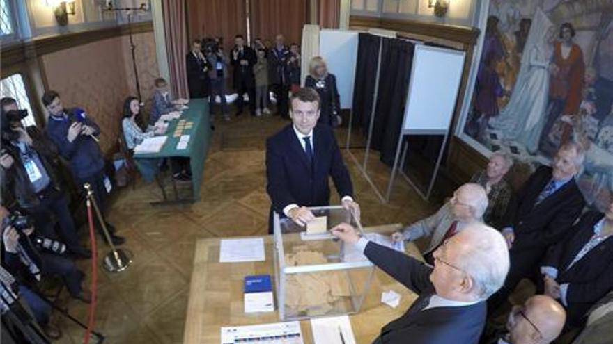 Macron gana las elecciones por 30 puntos, según primeras proyecciones