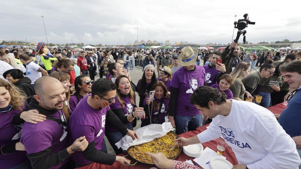 Presentación de las paellas al jurado en 2022