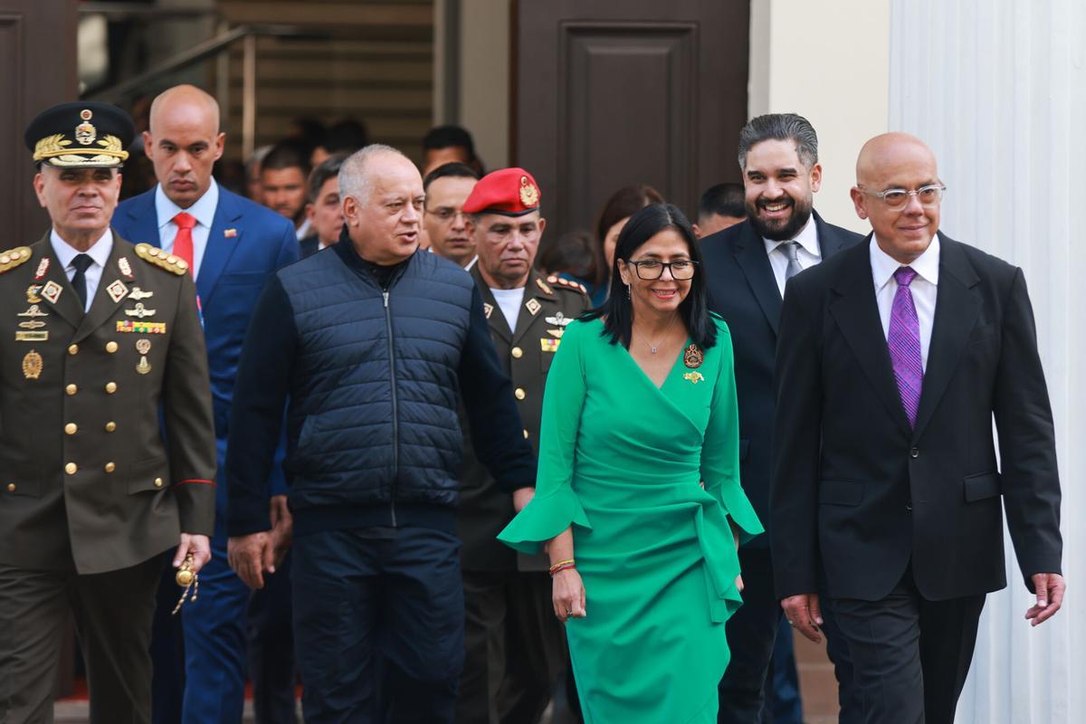 El ministro del Interior de Venezuela, Diosdado Cabello; la presidenta interina, Delcy Rodríguez, y su homólogo de la Asamblea Nacional, Jorge Rodríguez.