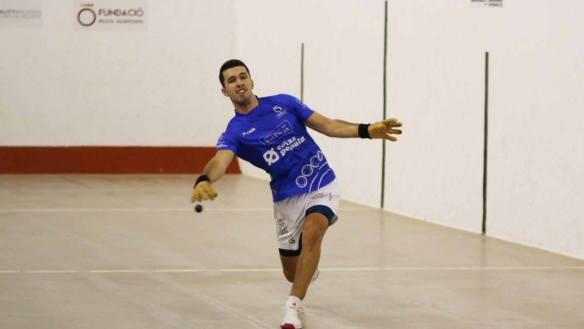 Iván i Seve (foto) ja són virtuals semifinalistes de la Copa Diputació de València - Caixa Popular de raspall en superar ahir a Moltó i Roberto per 25-15