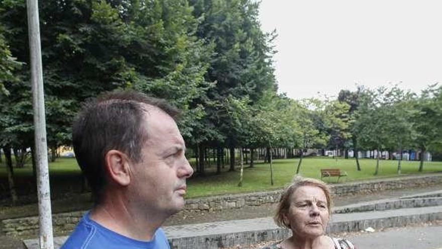 Emilio Álvarez y Celsa Vega, ayer, en el parque del Pozón.