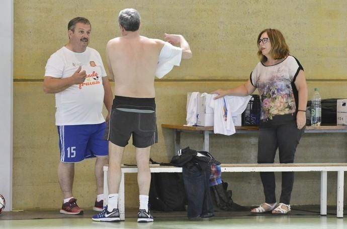 LAS PALMAS DE GRAN CANARIA. Fernando Clavijo participa junto a candidatos de la formación nacionalista y de otras fuerzas políticas en el partido de fútbol sala ?Una goleada al fracaso? organizado por el Club Deportivo Evangélico.  | 16/05/2019 | Fotógrafo: José Pérez Curbelo