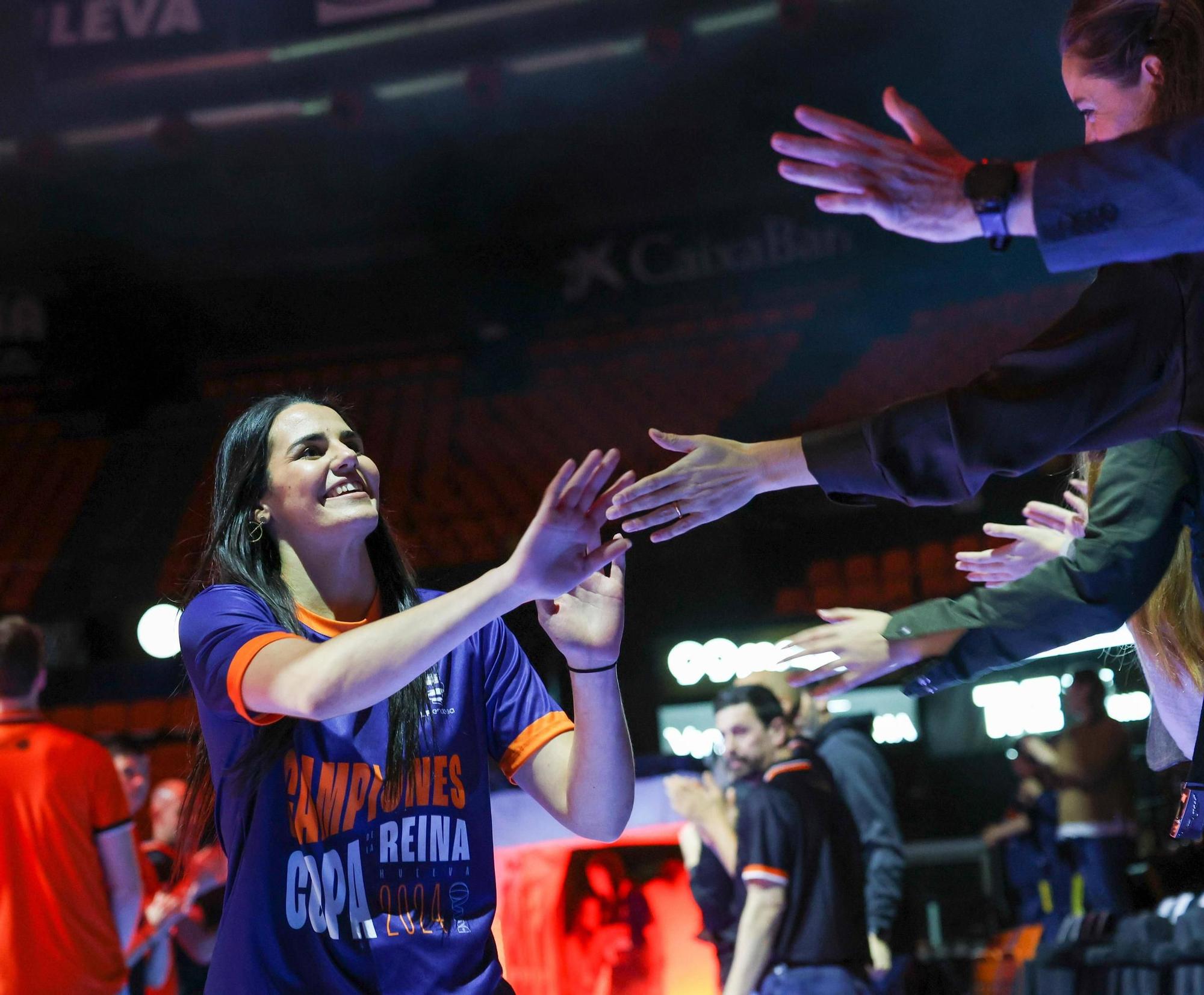 El Valencia Basket celebra a lo grande la Copa de la Reina con su afición