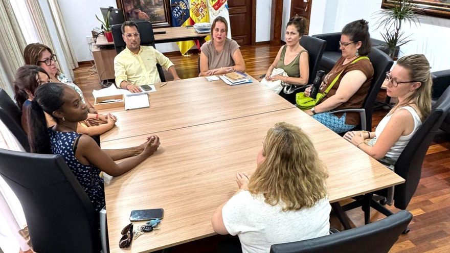 El alcalde de Los Realejos, durante la reunión con los profesionales del nuevo servicio municipal. | E. D.