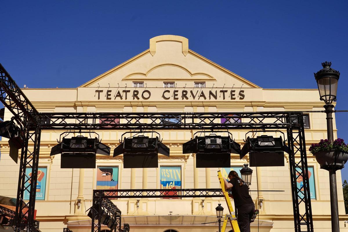 Fachada del Teatro Cervantes, durante los preparativos de la anterior edición del Festival de Málaga