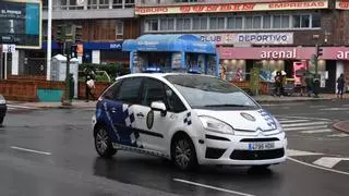 La Policía Local de A Coruña evita el infarto de una mujer a la que llevaban en coche al hospital