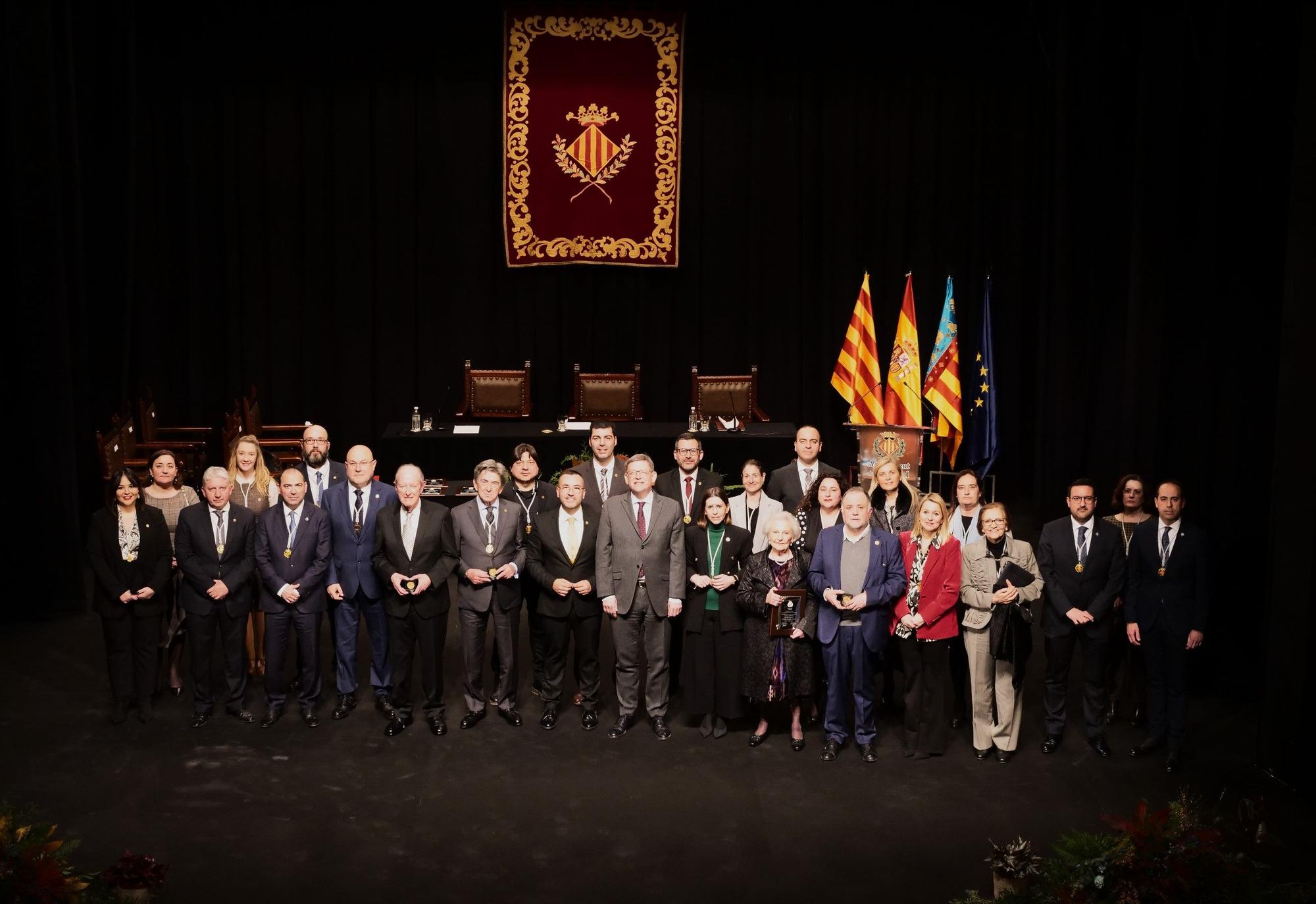 Las imágenes de la entrega de las medallas de oro de Vila-real a Porcelanosa, Carmelitas y 'Quique' y la distincion de Hijo Predilecto a Diego Dualde