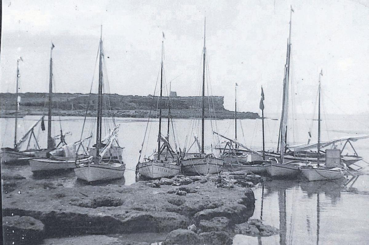 Un velero navega frente a la entidad. | C.N.I.