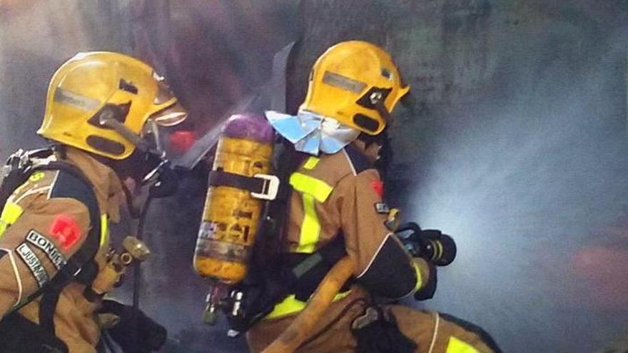 Els Bombers treballant en un incendi, foto d&#039;arxiu