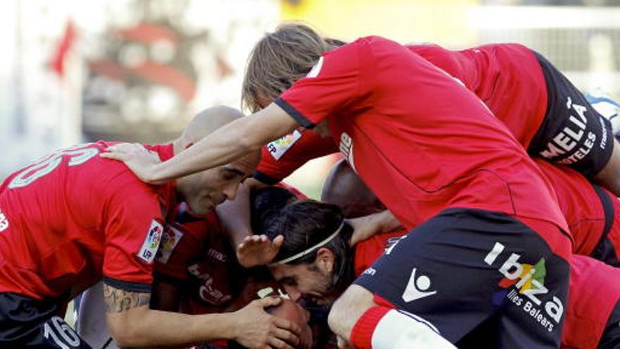 El defensa del RCD Mallorca Iván Ramis celebra su gol junto a sus compañeros.
