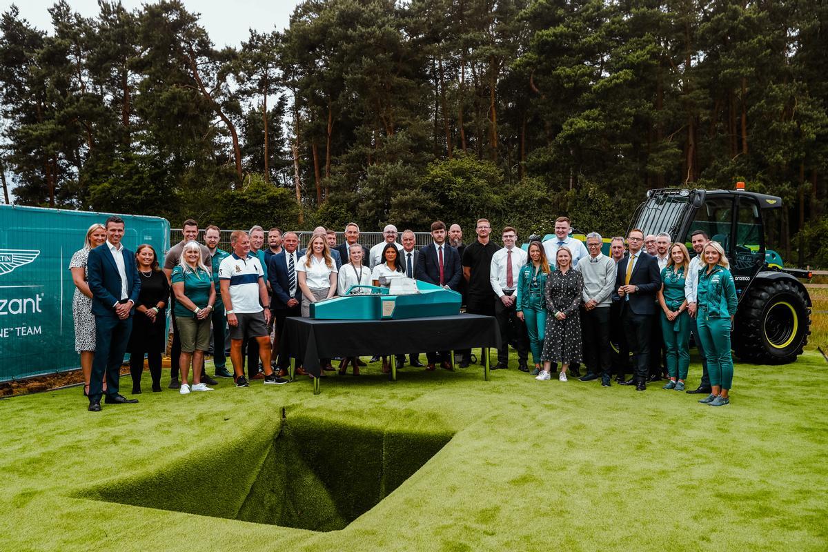 Acto de inauguración de las obras de la nueva fábrica de Aston Martin