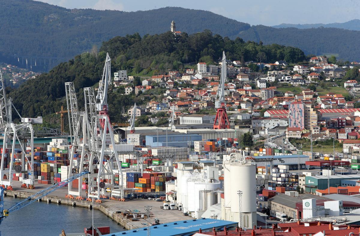 Vista del muelle y puerto de Vigo en Guixar.