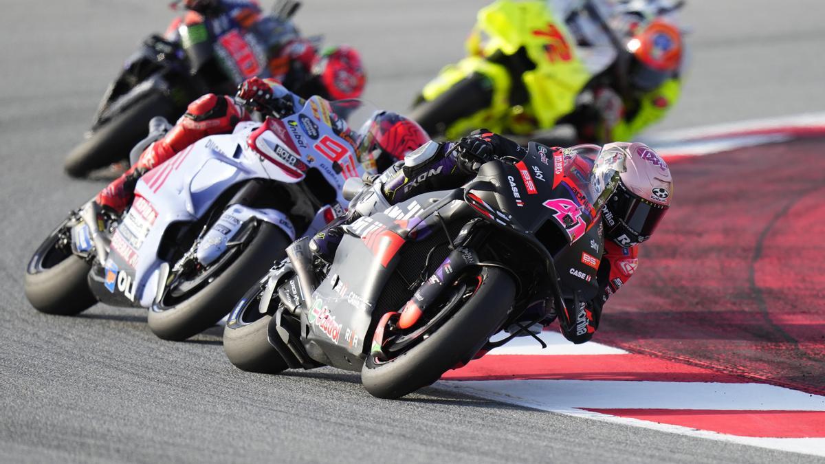 Espargaró, en un adelantamiento durante la carrera sprint