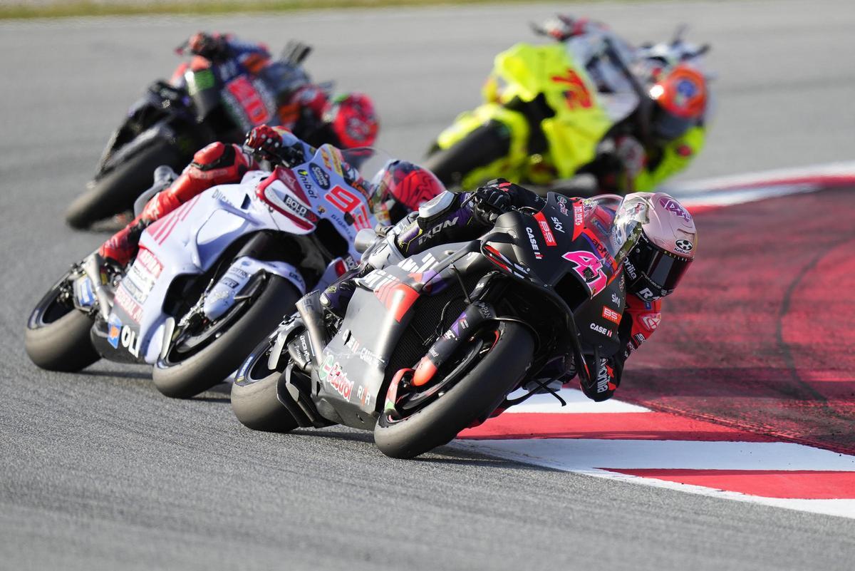 Espargaró, en un adelantamiento durante la carrera sprint