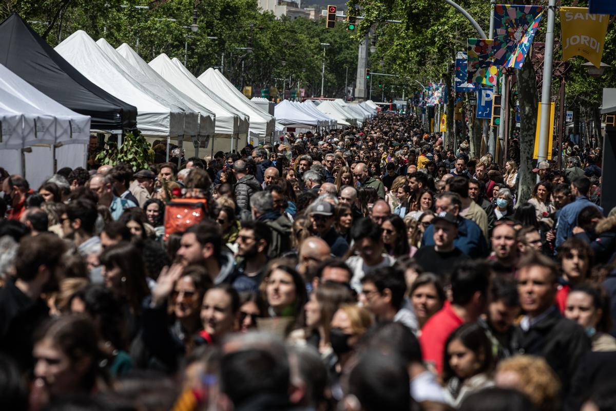 Les botigues de Barcelona renuncien al final a obrir a Sant Jordi per falta de consens