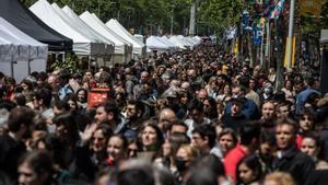 Ambiente en el paseo de Gràcia, en el Sant Jordi de 2022. 