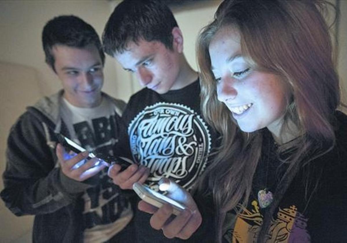 Complicitat 8 La Berta consulta continguts al seu telèfon amb els seus amics Adrià (esquerra) i Sergi.