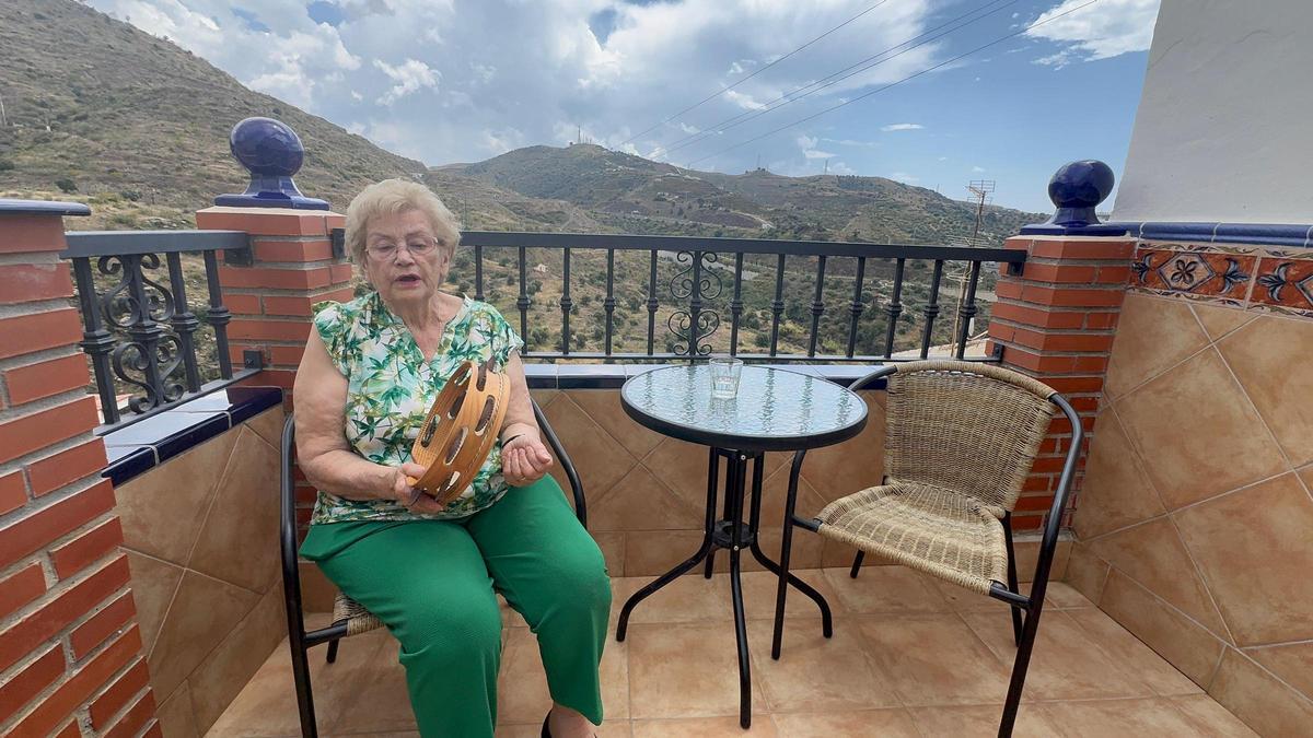 María López, coñecida como María do Caño e natural de Ons, onte na casa da súa filla Olga en Málaga, onde vive agora.
