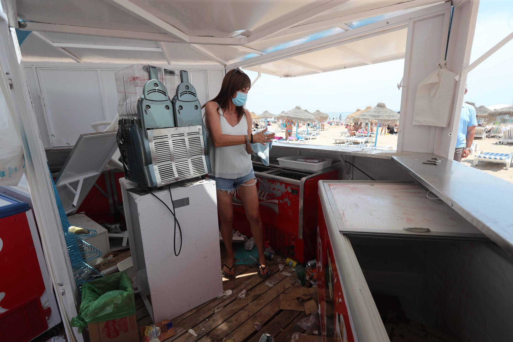 Así ha sido el acto vandálico en los chiringuitos de la playa de la Malva-rosa