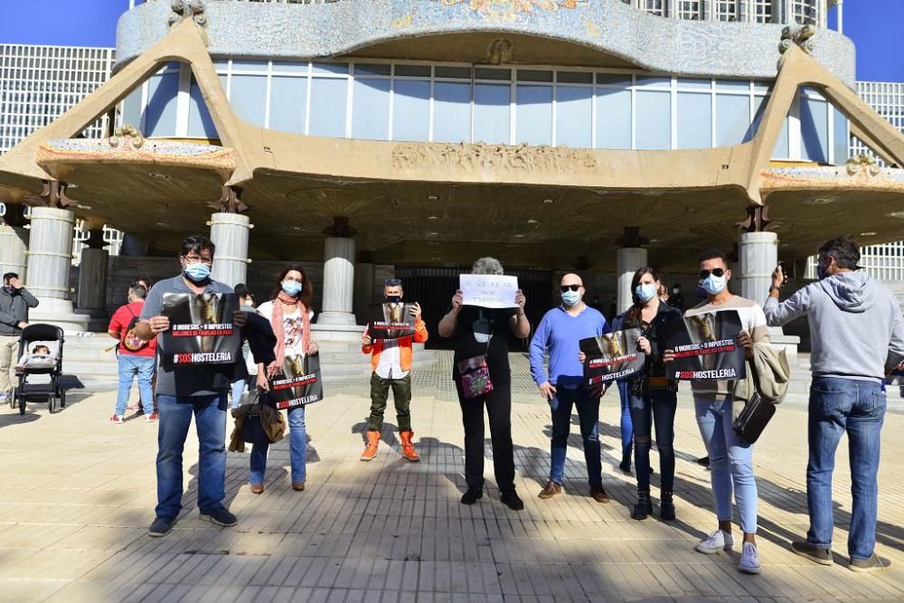 Los hosteleros protestan en las calles de Cartagena sin el apoyo de su patronal