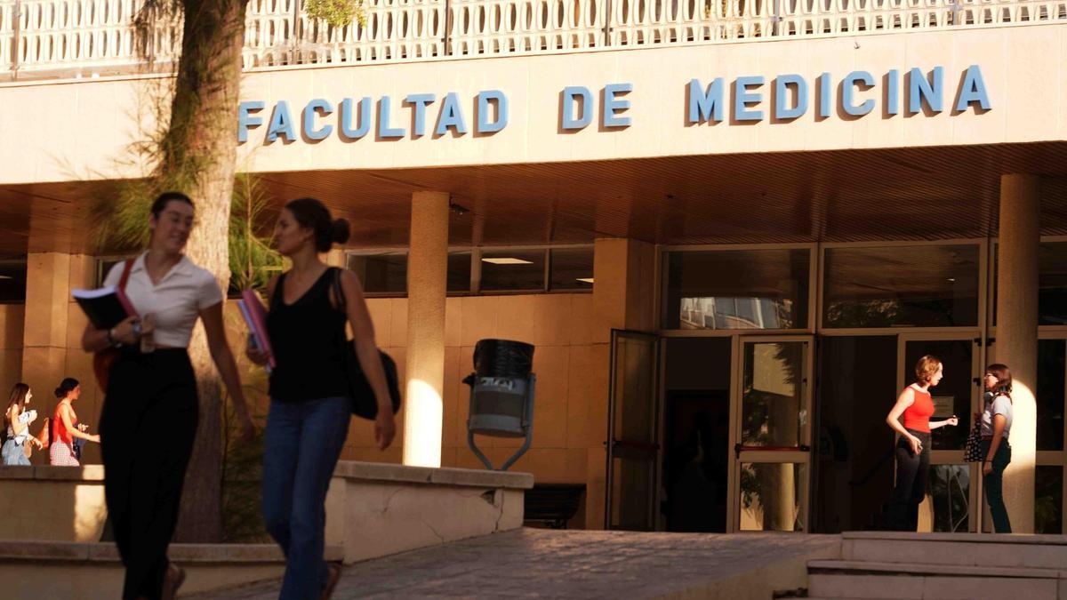 Estudiantes en la Facultad de Medicina.