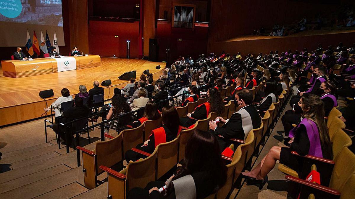 Entrega de orlas en la Sala Sinfónica del Auditorio Alfredo Kraus a los distintos grados de la Universidad Fernando Pessoa. | | LP/DLP