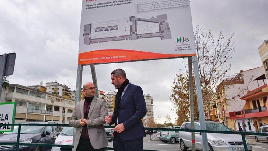 El alcalde de Mijas ha visitado el aparcamiento de La Candelaria.