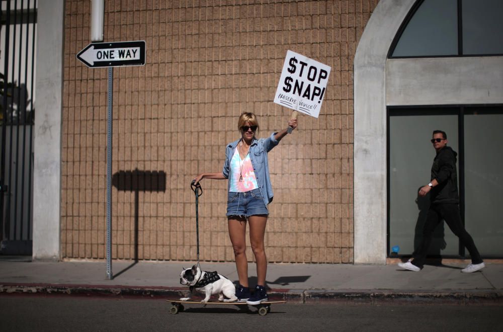 Una mujer protesta contra la empresa tecnológica Snap frente a la sede de la compañía en Venice Beach, California.