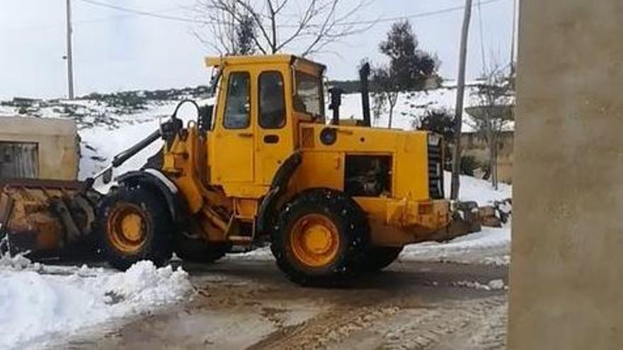 Un tractor retira la nieve en Fuentespreadas.