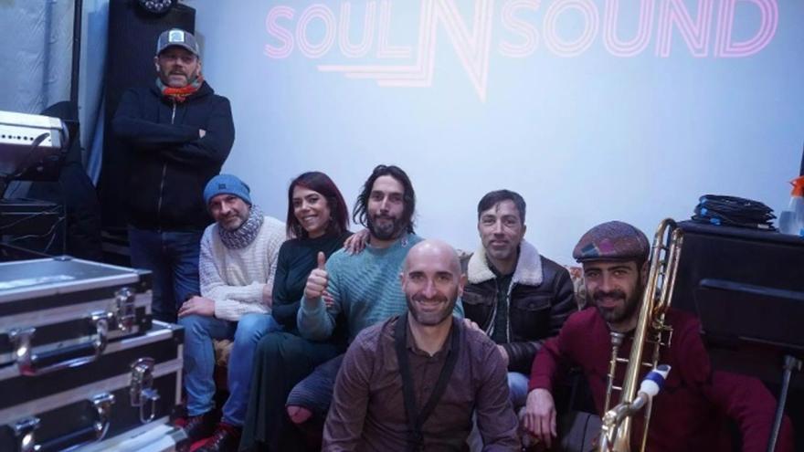 Integrantes del grupo zamorano Soul N’Sound en su local de ensayo durante un receso.  | JOSE LUIS FERNÁNDEZ (ARCHIVO)