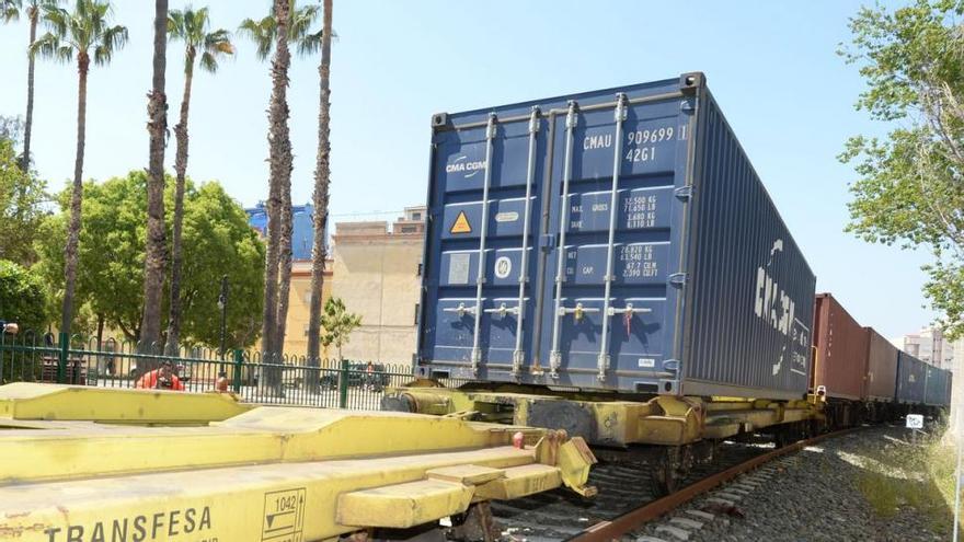 Dos fallecidos al arrollar un tren un vehículo en un paso a nivel en Almagro