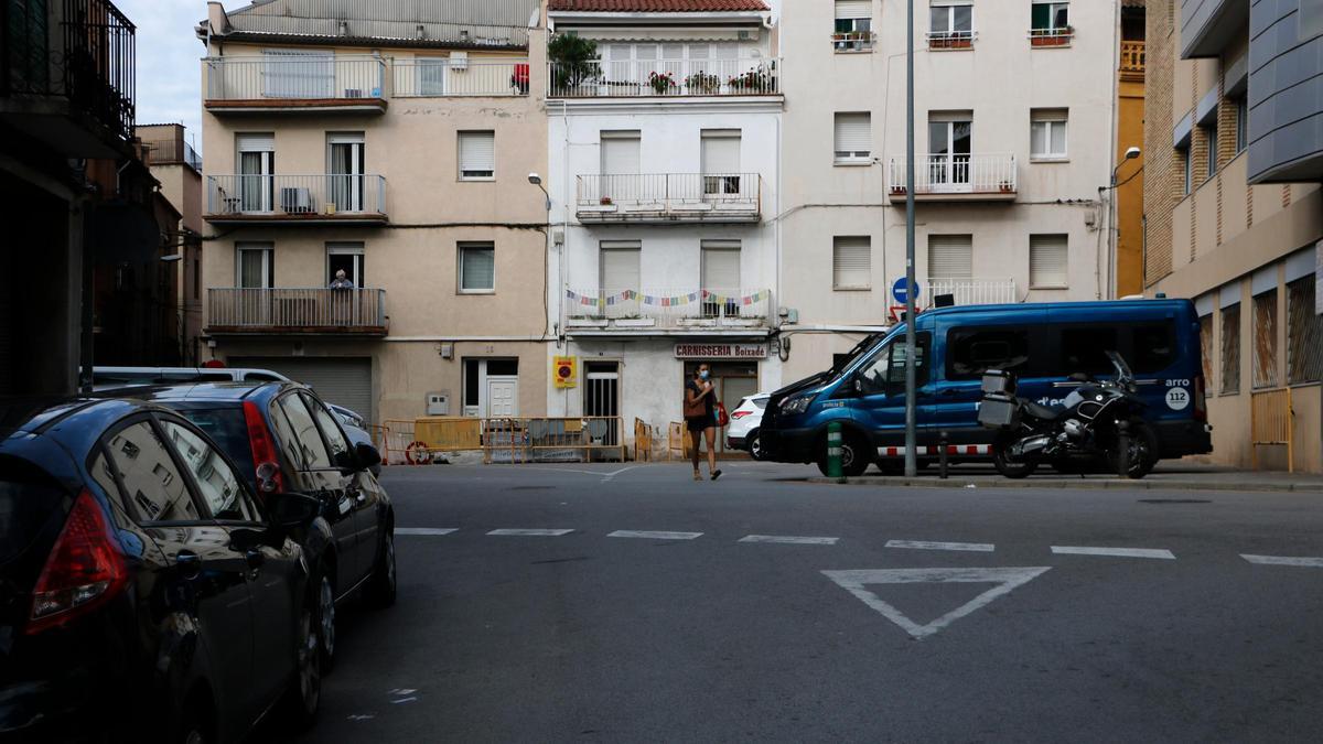 Pla general de la plaça Lladó de Manresa amb una furgoneta dels Mossos, el setembre del 2021