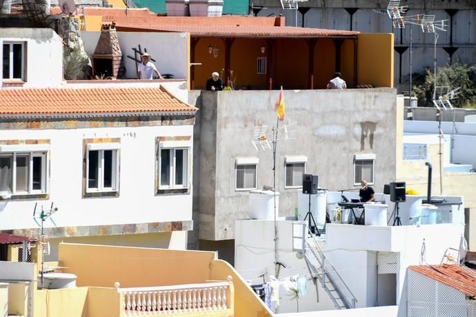 22-03-20 LAS PALMAS DE GRAN CANARIA. BARRIO DE PEDRO HIDALGO. LAS PALMAS DE GRAN CANARIA. Verbena Pedro Hidalgo.  El músico Moisés Afonso organiza una verbena desde su azotea para todas las azoteas del barrio de Pedro Hidalgo.   Fotos: Juan Castro.  | 22/03/2020 | Fotógrafo: Juan Carlos Castro