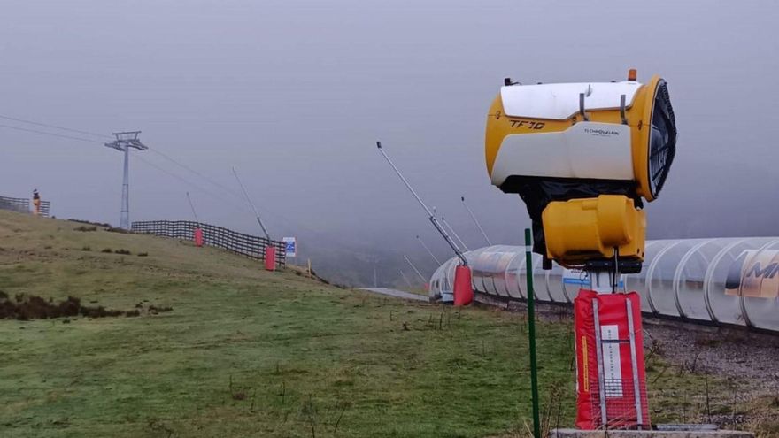 Las estaciones atisban la nieve y confían en recibir a los esquiadores antes de Navidad