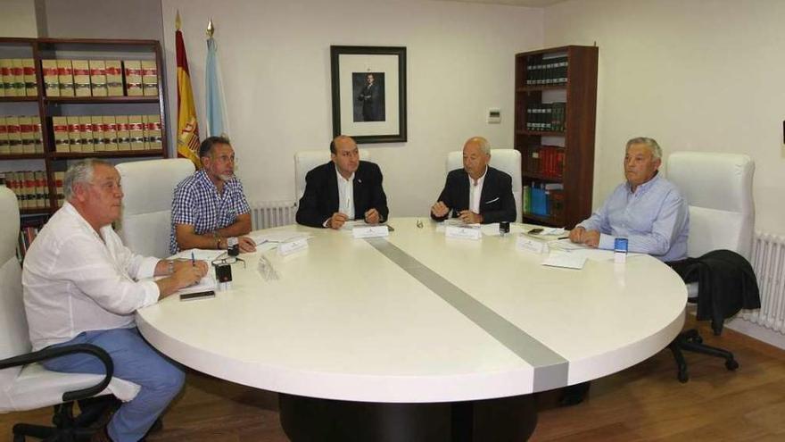 Rogelio Martínez (centro), durante la firma del convenio con varios concellos de la provincia. // Iñaki Osorio