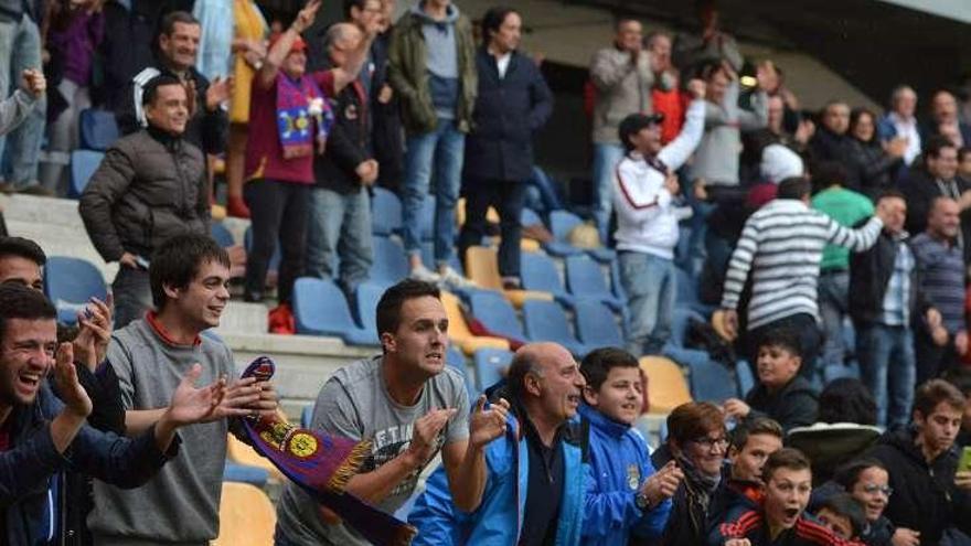 Aficionados granates celebran un gol ayer en Pasarón. // G.S.