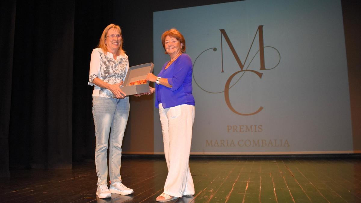 La presidenta de l'Associació Família i Salut Mental de Girona i comarques lliura el premi