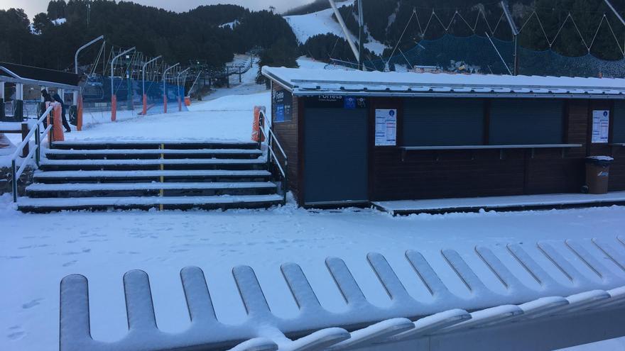 La poca neu d&#039;aquest pont de la Puríssima 2023 aboca el món de l’esquí a perdre el 15% del negoci anual