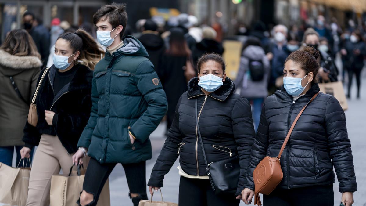 Varias personas con mascarillas en la calle, en una imagen de archivo.