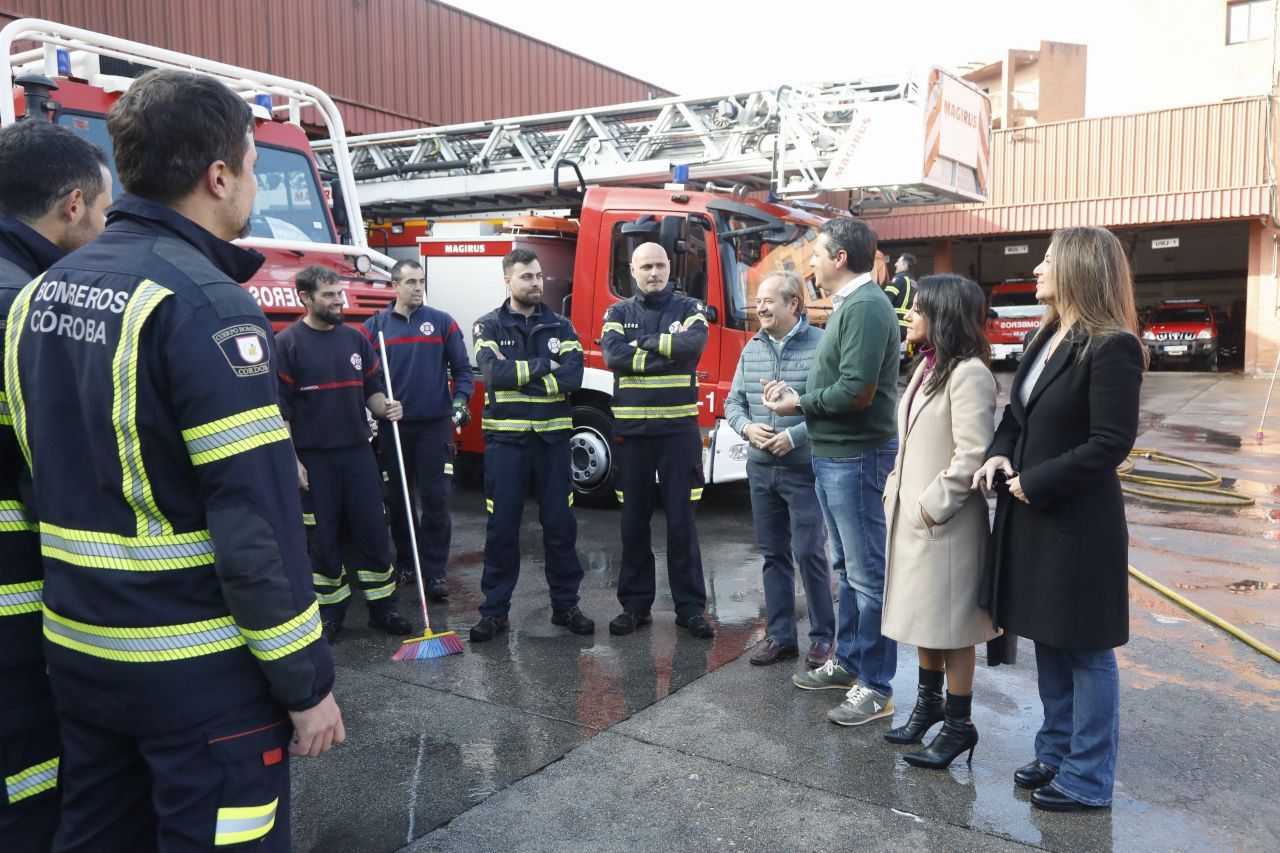 El alcalde de Córdoba visita a los bomberos y Policía Local por ...