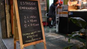Un cartel con el precio de las empanadas en un restaurante de Buenos Aires.