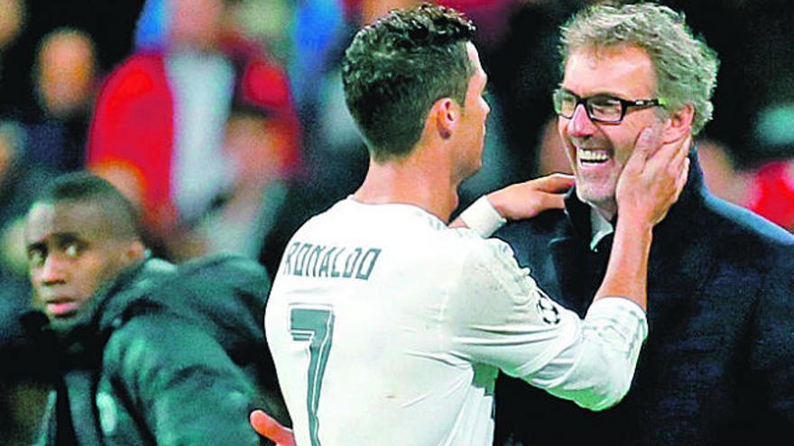 Cristiano Ronaldo saluda a Laurent Blanc en el Bernabéu.